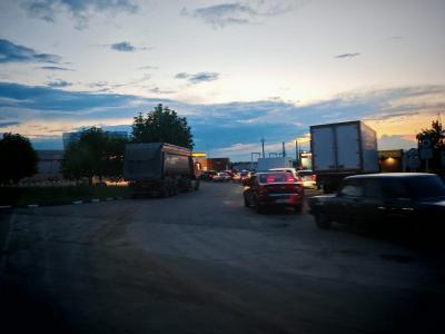 Жители Саратова продолжают стоять в многометровых очередях за бензином