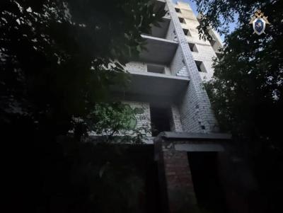 В Саратове девочка упала с заброшенного здания