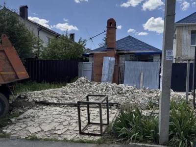 После вмешательства приставов саратовец снес незаконные гараж и забор