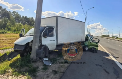 В Саратове на СКАД два человека пострадали в аварии с легковушкой и грузовиком