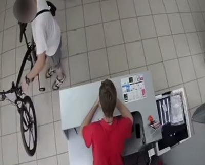 В Саратове двое мужчин украли велосипед из подъезда и продали за 5 тысяч рублей