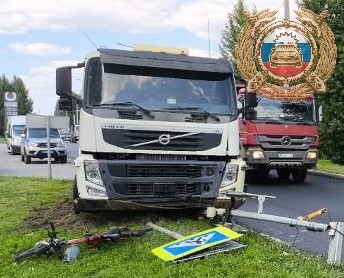 Около Балаково фура сбила дорожный знак, который рухнул на пешехода