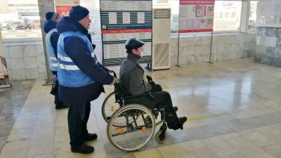 В первом полугодии около 8 тысяч маломобильных граждан воспользовались услугами сопровождения на вокзалах ПривЖД 