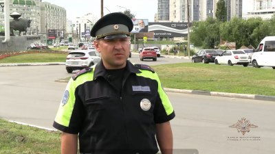 В Энгельсе полицейский спас грудного ребенка из заблокированного автомобиля