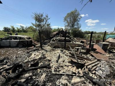 В Калининском районе сгорели частный дом, гараж и два автомобиля 