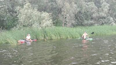 На острове Пономаревский на Волге из-за шторма застряли сапбордисты