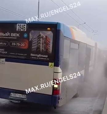 На мосту Саратов-Энгельс водитель тушил загоревшийся автобус с пассажирами