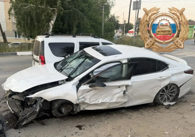 В Вольске в ДТП пострадали водитель и пассажир Lexus