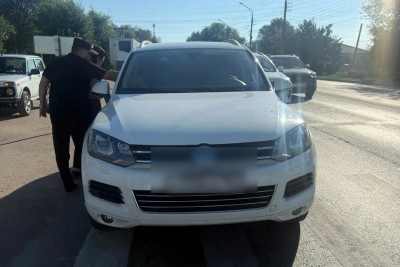 Белых лилий оказалось мало: в Энгельсе подросток угнал Volkswagen соседа, чтобы впечатлить девушку