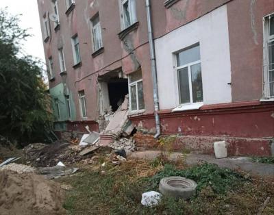 В Саратове в аварийном доме на Крымской обрушилась кирпичная кладка