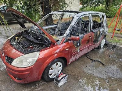 В Энгельсе у детской площадки сгорел Renault