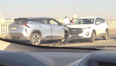 На мосту Саратов-Энгельс столкнулись автомобили