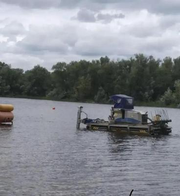 На городском пляже Энгельса спецтехника очистила дно от речных водорослей