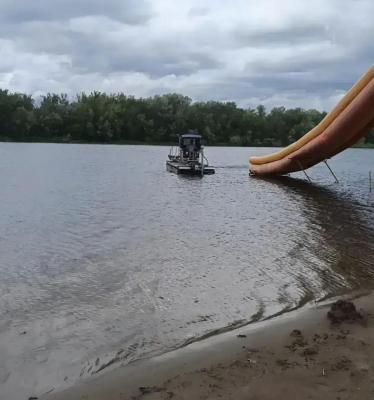 На городском пляже Энгельса спецтехника очистила дно от речных водорослей