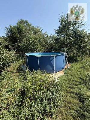 Прокуратура: утонувшая в Энгельсском районе девочка сама залезла в бассейн
