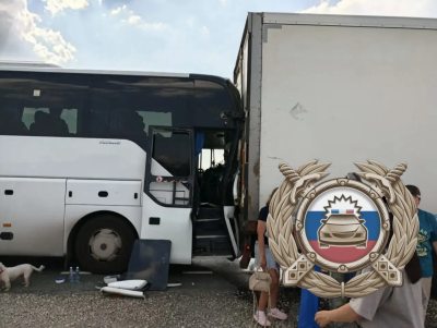 Под Саратовом автобус врезался в грузовик