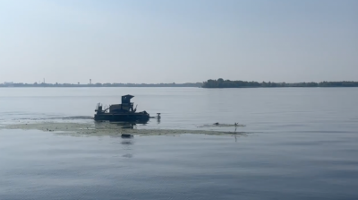 В Саратове очистили Волгу у набережной от мусора и водорослей