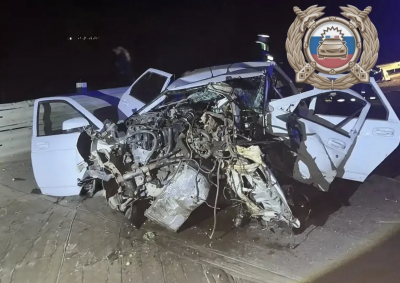 Под Энгельсом Lada Priora врезалась в ограждение, погибли двое