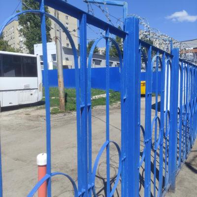 Саратовцы вынуждены ходить мимо зловонных мусорных баков на автовокзале 