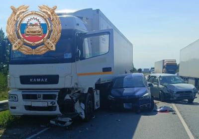В Вольском районе КАМАЗ наехал на стоявшие BMW и Subaru
