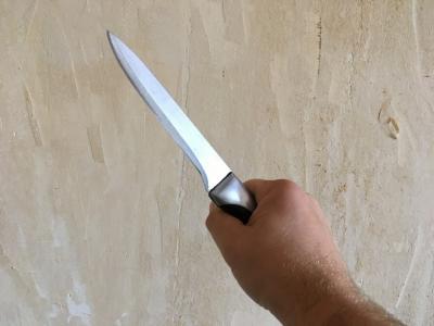 Саратовец с ножом угрожал убить гостью: она не ответила на его знаки внимания