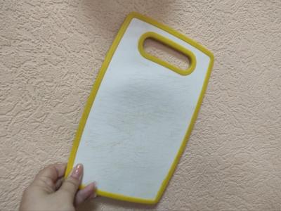В Калининском районе мужчина угрожал убить собутыльницу разделочной доской