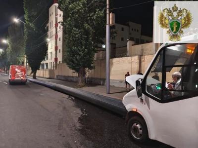 В центре Саратова маршрутка врезалась в трубу, пострадали 10 человек