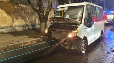 В центре Саратова маршрутка врезалась в трубу, пострадали 10 человек