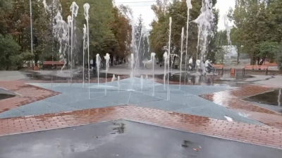 В Саратове вандалы повредили форсунки фонтана в сквере 