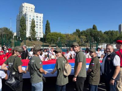 В День Государственного флага в Саратове развернули огромный триколор