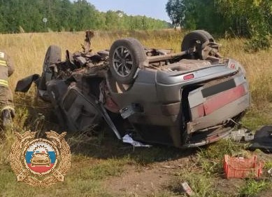 В Саратовской области в опрокинувшемся автомобиле пострадал мужчина