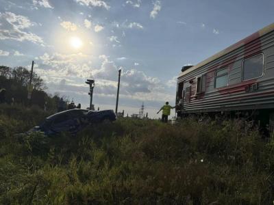 В Саратовской области поезд врезался в легковой автомобиль