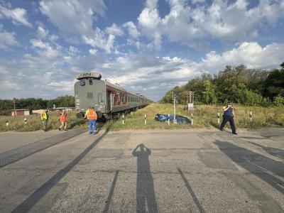В Саратовской области поезд врезался в легковой автомобиль