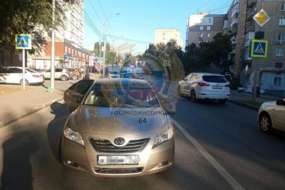 В Саратове на Навашина Toyota сбила девушку и подростка