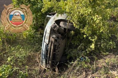 В Екатериновском районе ВАЗ-2110 съехал в кювет