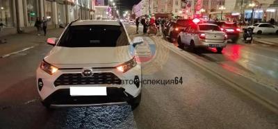 В Саратове около Крытого рынка автомобиль сбил упавшую с мотоцикла девочку