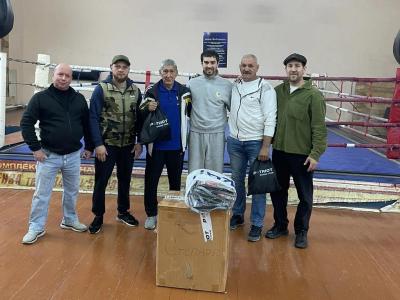 Депутат саратовской облдумы Артем Чеботарев передал спортивный инвентарь боксерской секции в поселке Степное