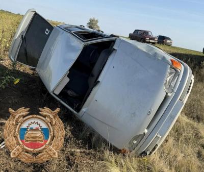 В Саратовской области две женщины пострадали в опрокинувшихся машинах
