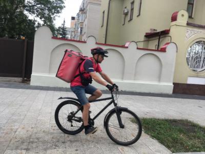 В Саратове у курьера украли велосипед во время работы