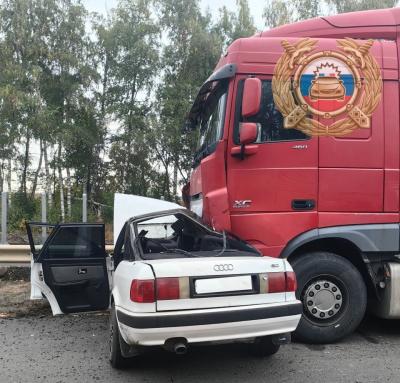 В Лысогорском районе в ДТП с двумя фурами пострадал водитель Audi