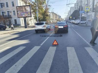 В центре Саратова автомобиль сбил женщину