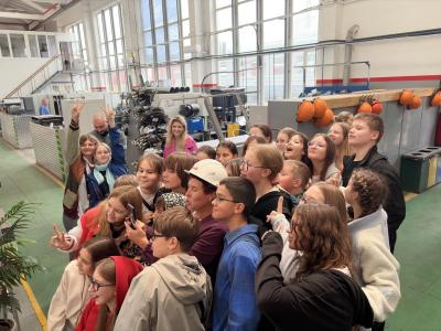 Саратовские школьники попробовали себя в роли машинистов электропоездов