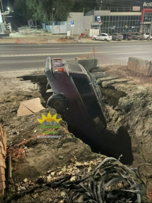 В Саратове на проспекте Строителей легковушка провалилась в яму