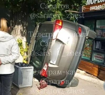 В Саратове иномарка протаранила киоск с мороженым и перевернулась