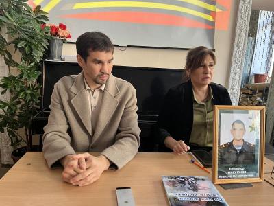 Саратовский депутат и участник СВО Артём Чеботарёв провёл урок мужества для читателей Центральной городской библиотеки
