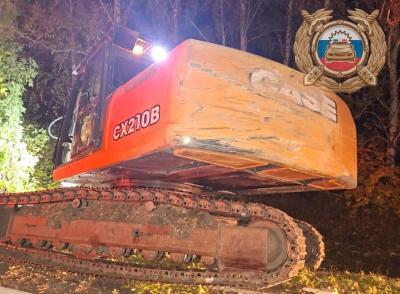 В Хвалынском районе мини-грузовик врезался в экскаватор и опрокинулся