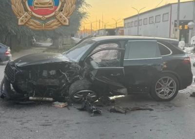 В Вольске кроссовер Porsche протаранил бетонный блок
