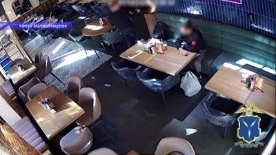В Саратове рецидивист попросил у случайного прохожего денег на проезд, а потом украл у него в баре 10 млн рублей 