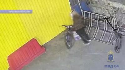 В Саратове серийный вор похищал велосипеды и электросамокат от ТЦ