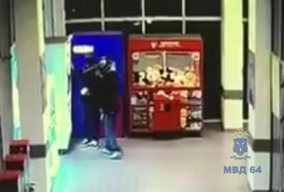 В Саратове двое юношей украли из игрового автомата смартфон, две пары наушников и повербанк